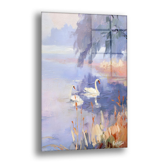 Lavanta Sisi Kuğuları cam tablo — pastel bir sis içinde sakin bir gölün üstünde süzülen iki beyaz kuğuyu yumuşak lila tonlarl