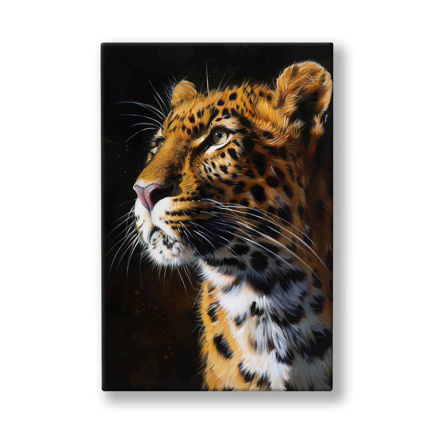 Leopar Portresi kanvas tablo — Karanlıktan sıyrılıp yukarı bakan leoparın keskin altın bakışı.