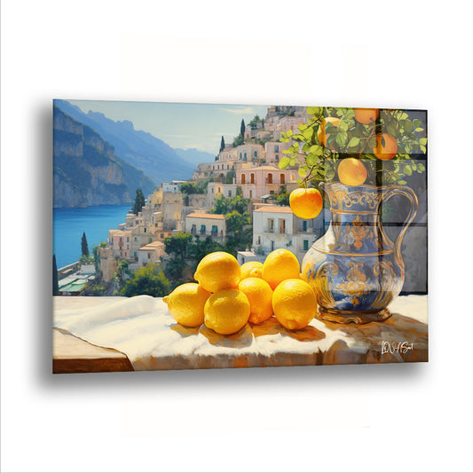Limonlu Sahil Manzarası cam tablo — Yamaca kurulmuş bir kasaba, limon dolu bir masanın arkasında uzanıyor.