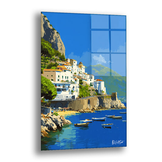 Mavi Koy ve Tekneler cam tablo — beyaz evleriyle yamaca tırmanan bir kıyı kasabasını, turkuaz koyda demirli küçük teknelerle 