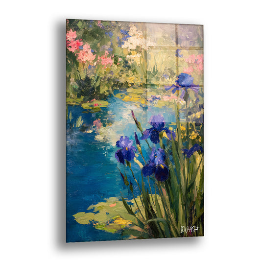 Mavi Süsen Bahçesi cam tablo — göl kıyısında açan mor ve mavi süsenlerin, arkadaki pembe çiçekler ve yeşil nilüfer yaprakları