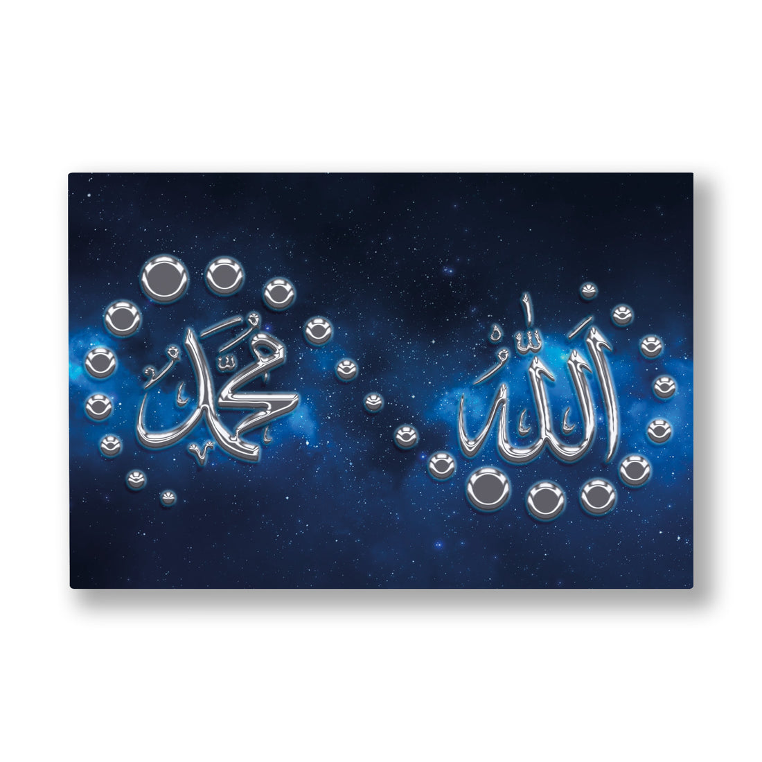 Mavi Zeminde Allah ve Muhammed kanvas tablo — Yıldızlarla dolu koyu mavi bir gökyüzünde gümüş harflerle işlenmiş Allah ve Muhammed lafızları.