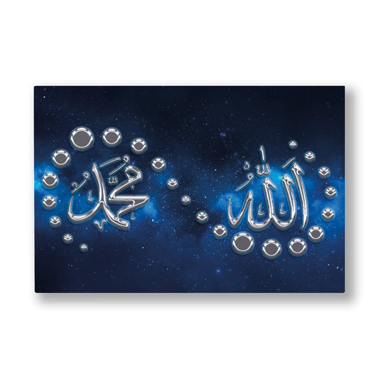 Mavi Zeminde Allah ve Muhammed kanvas tablo — Yıldızlarla dolu koyu mavi bir gökyüzünde gümüş harflerle işlenmiş Allah ve Muhammed lafızları.