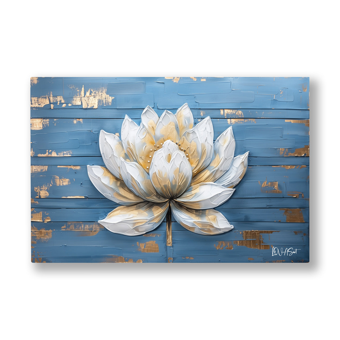 Mavi Zeminde Lotus 2 kanvas tablo — Eskitilmiş mavi ahşap yüzeyde altın damarlı beyaz bir lotus açılıyor.