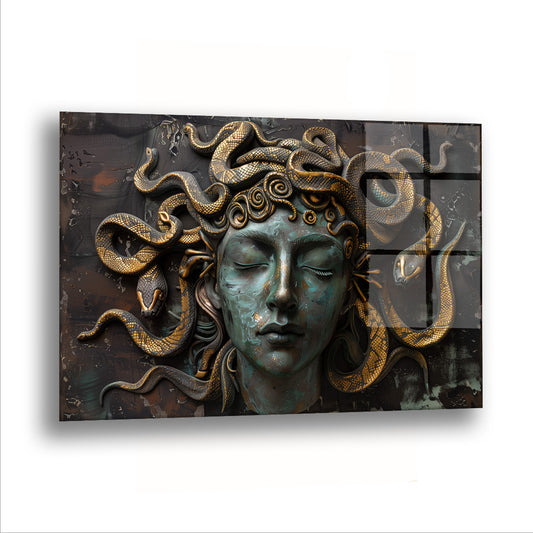 Medusa Başı cam tablo — Bronz bir yüzeyin içinden Medusa'nın başı, yılanlarıyla birlikte öne çıkıyor.