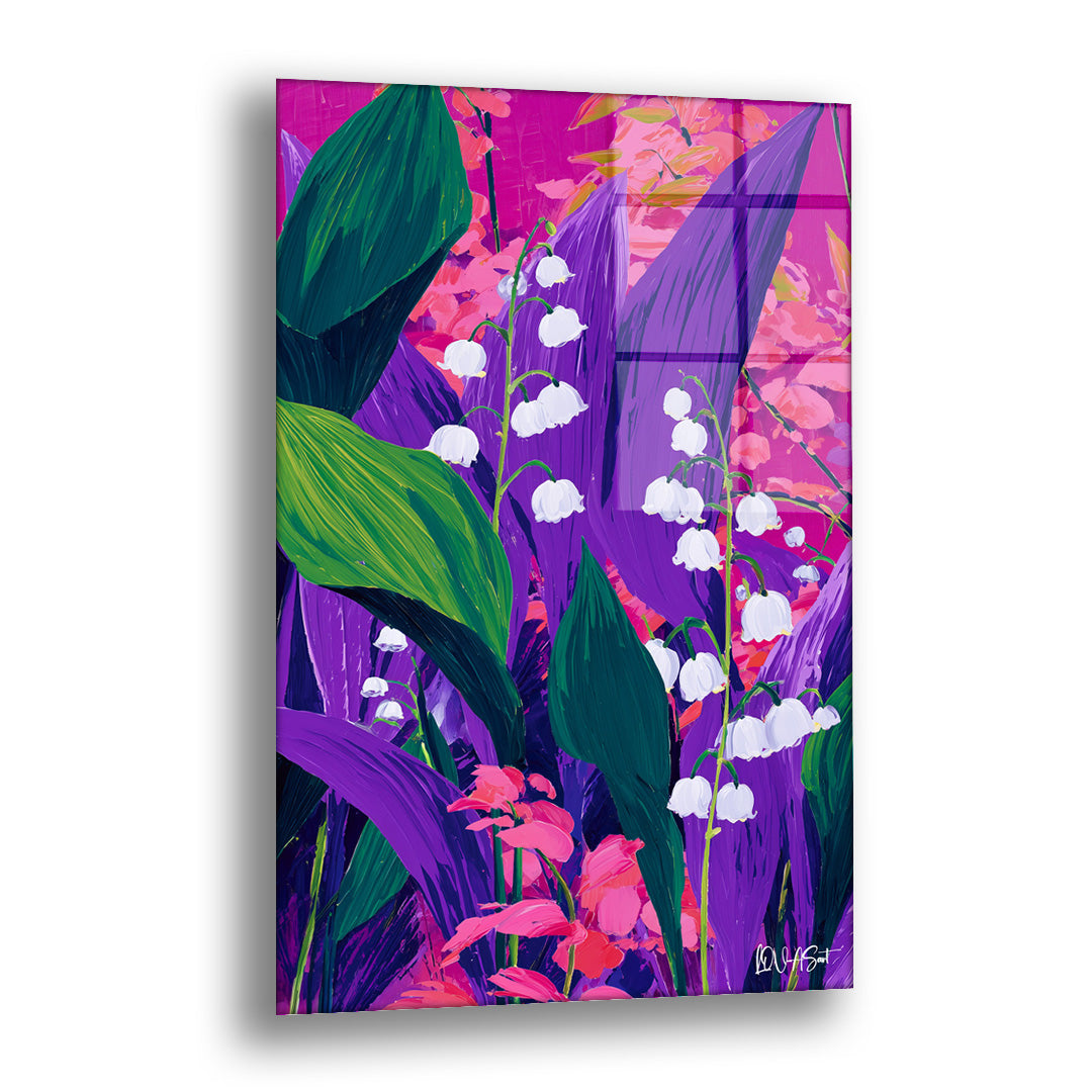 Menekşe Yapraklar cam tablo — mor ve yeşil iri yaprakların arasında sallanan beyaz çan çiçeklerini fuşya bir zeminde canlandı