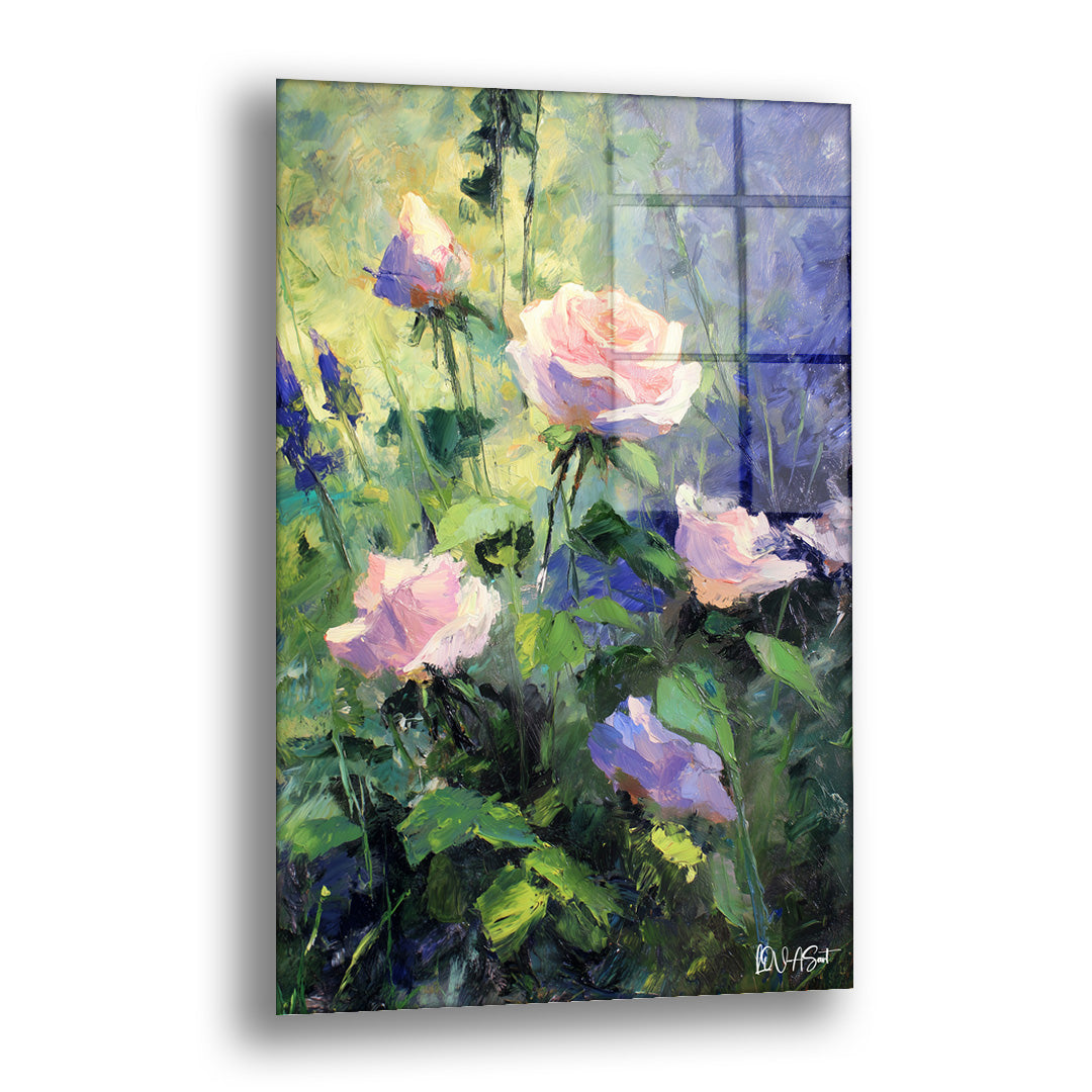 Mor Bahçede Güller cam tablo — yeşilliklerin içinde açan pudra pembesi güllerin ve mor çiçeklerin, bir yaz bahçesinin sessiz 