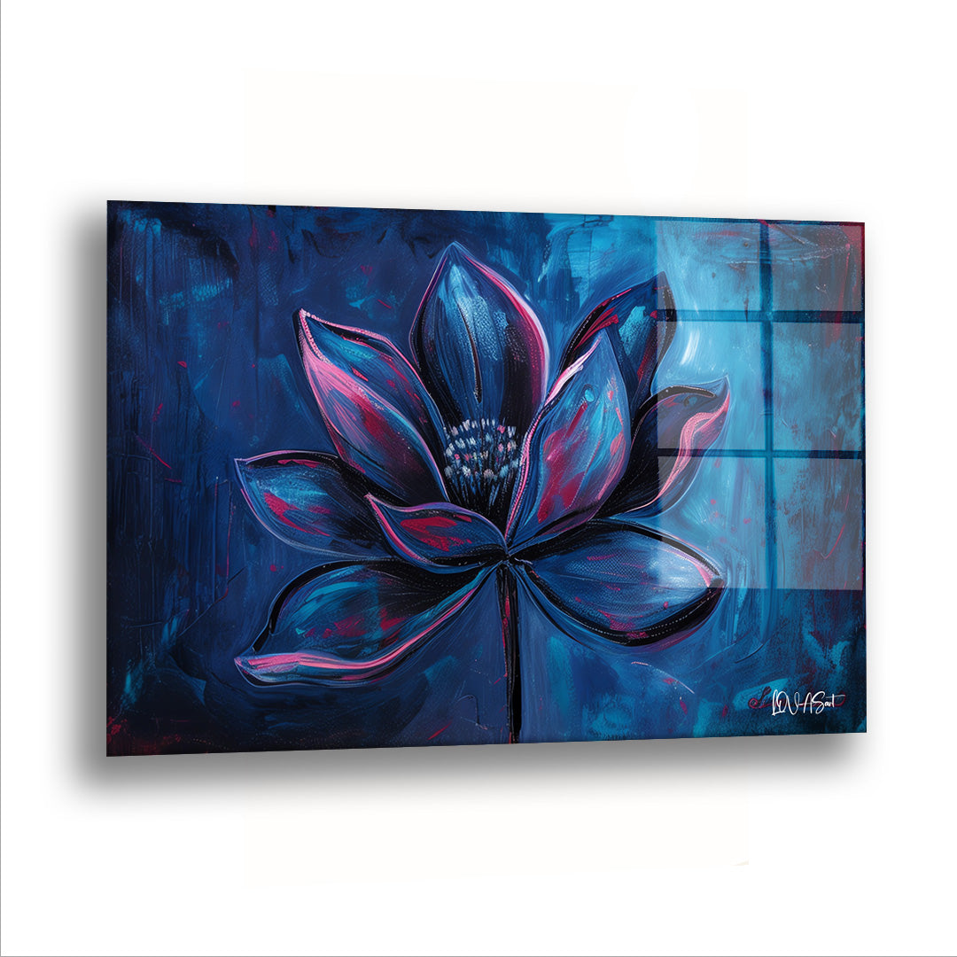 Mor Lotus cam tablo — Koyu mavi bir suyun üstünde açan tek bir lotus, karanlığın içinden çıkıyor.