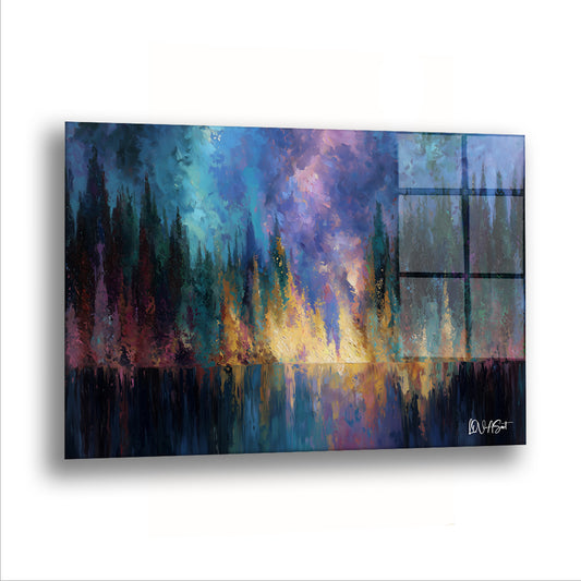 Mor Orman Yansıması cam tablo — Koyu ağaç siluetleri gölün kıyısında sıralanırken altın bir ışık suyun ortasına düşüyor.