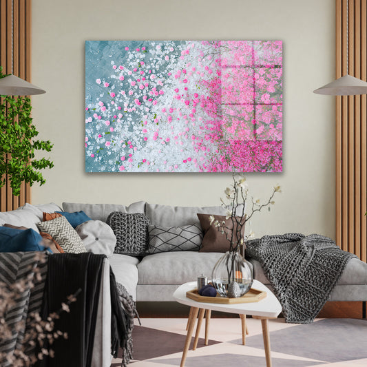 Pembe Beyaz Çiçek Yağmuru cam tablo — duvarda dekorasyon görünümü