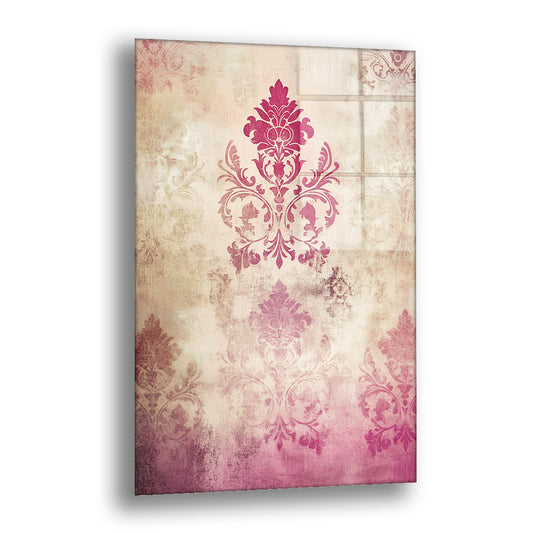 Pembe Damask Deseni cam tablo — eskitilmiş krem bir zeminde bordo pembe damask motiflerini sergileyen klasik ve zarif bir des