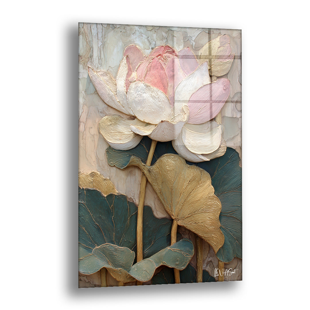 Pembe Lotus cam tablo — altın rengi yaprakların üstünde açan krem-pembe bir lotusu heykelsi bir zarafetle gösteriyor.