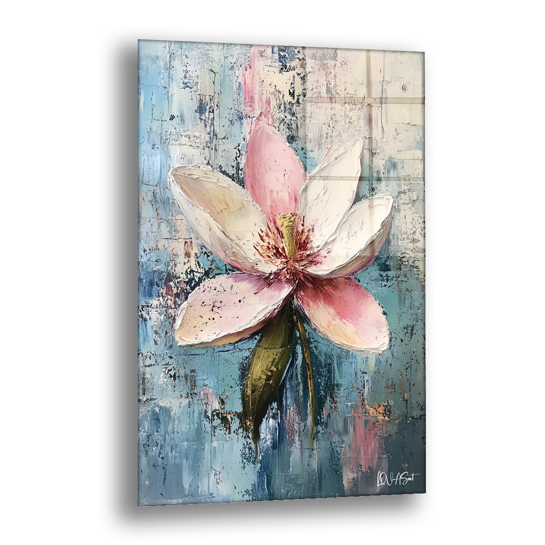 Pembe Nilüfer cam tablo — aşınmış mavi bir duvar dokusunda tek büyük pembe-beyaz nilüfer çiçeğini gösterir.