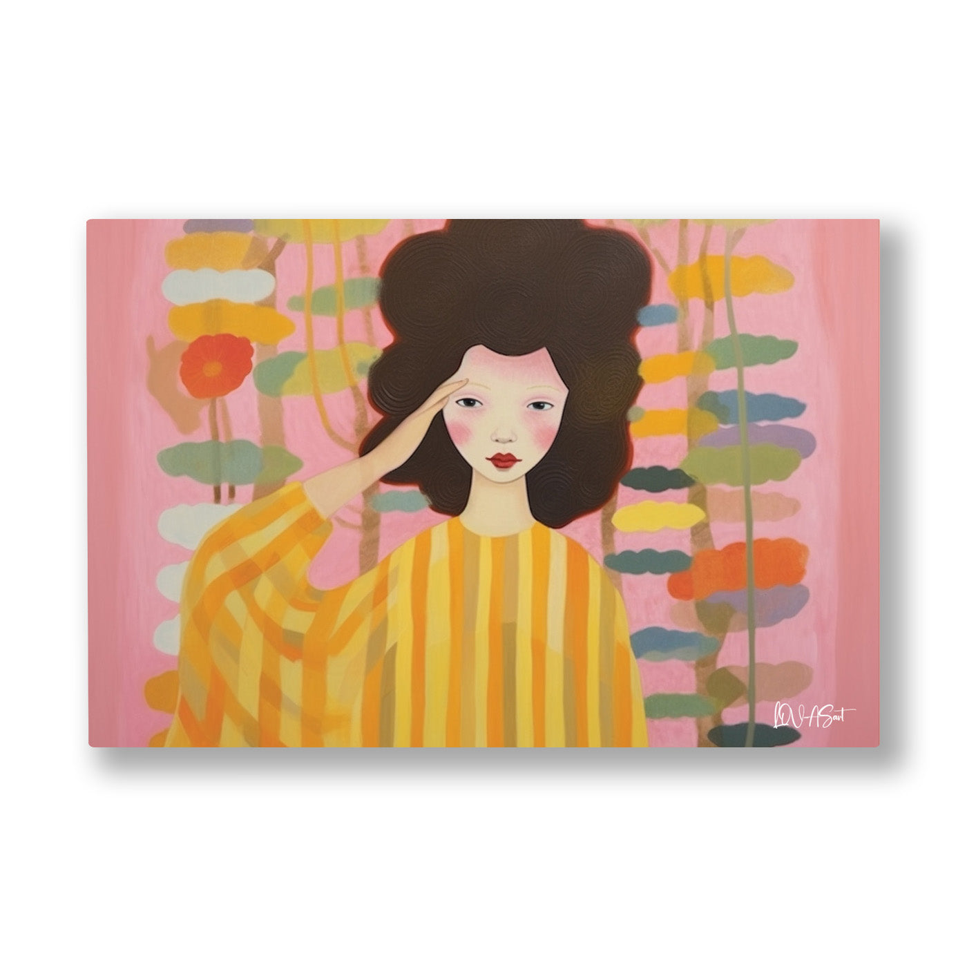 Pembe Zeminde Kadın kanvas tablo — Sarı çizgili bluzuyla poz veren kadın, pembe bir çiçek desenine yaslanmış.