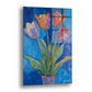 Resmedilmiş Lale cam tablo — kobalt mavisi bir zeminde farklı renklerde dört lale ve yeşil yaprakları kalın fırça izleriyle g