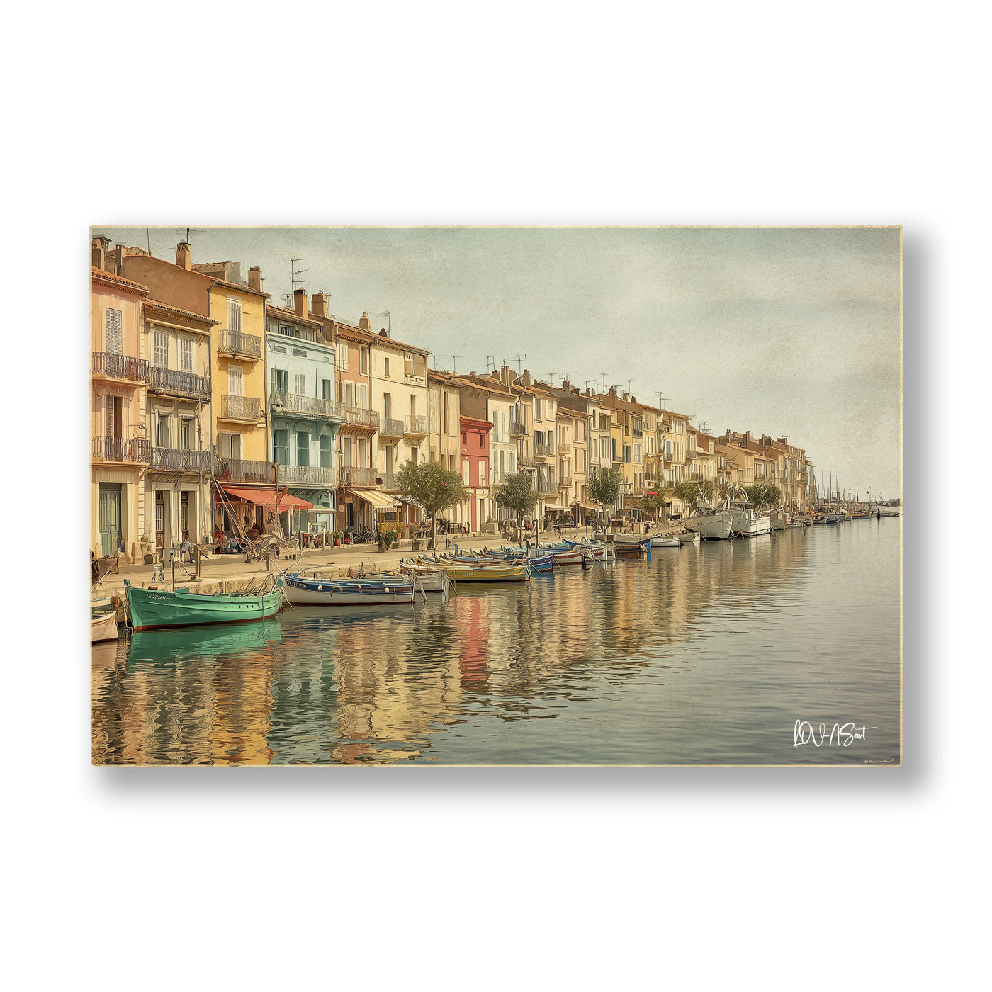 Sakin Kanal Kasabası kanvas tablo — Kanal boyunca sıralanmış solgun sarı cepheler ve bağlı duran tekneler.