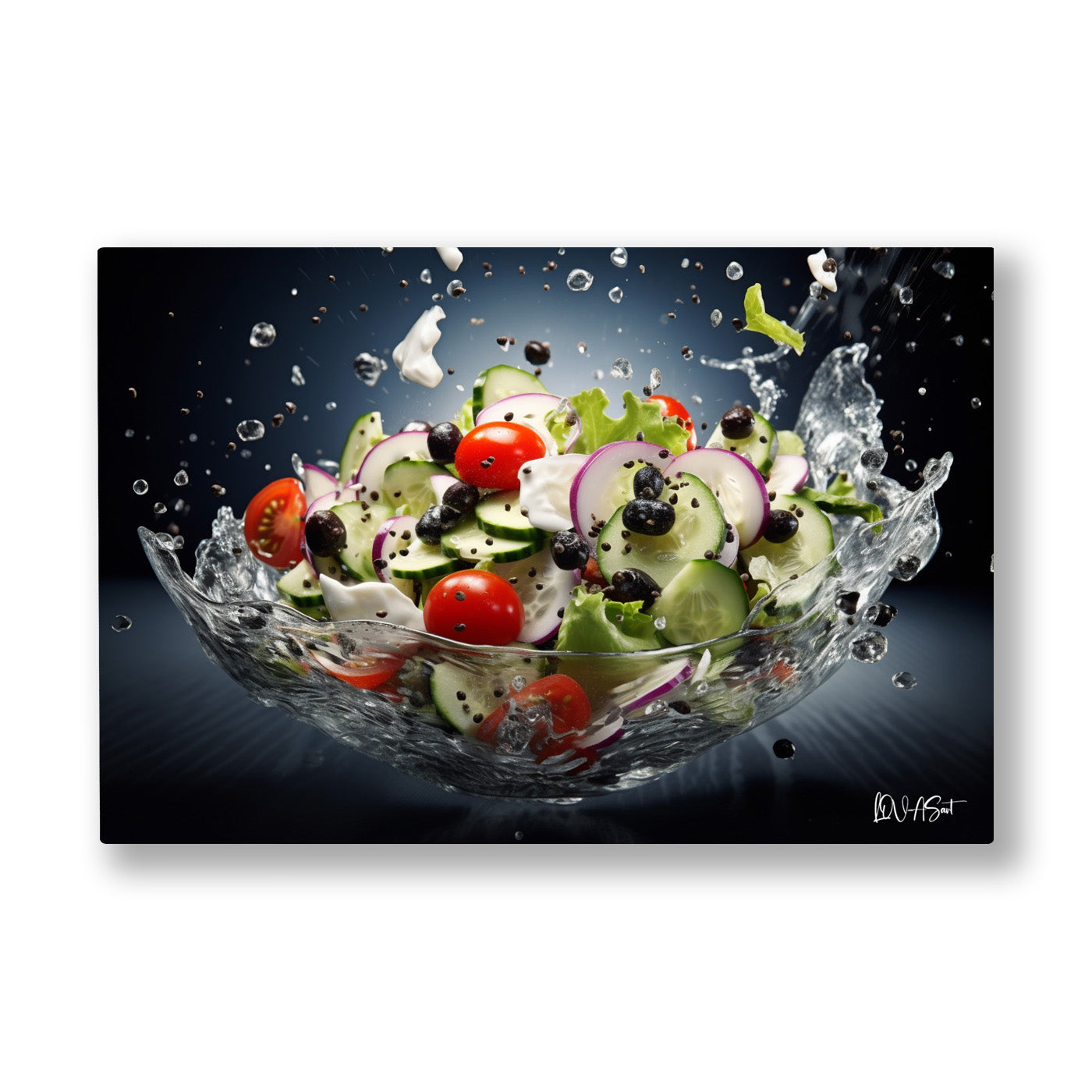 Salata Sıçraması kanvas tablo — Simsiyah fonda cam kâsenin içinden fışkıran taze salata ve su damlaları.