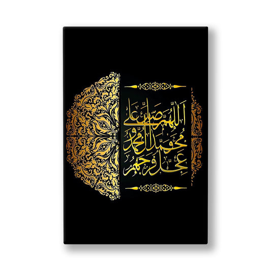 Salavat-ı Şerife kanvas tablo — Mat siyah bir zeminde altın hatla yazılmış salavat metni, yarım madalyon biçiminde bir tezhiple çevrelenmiş.