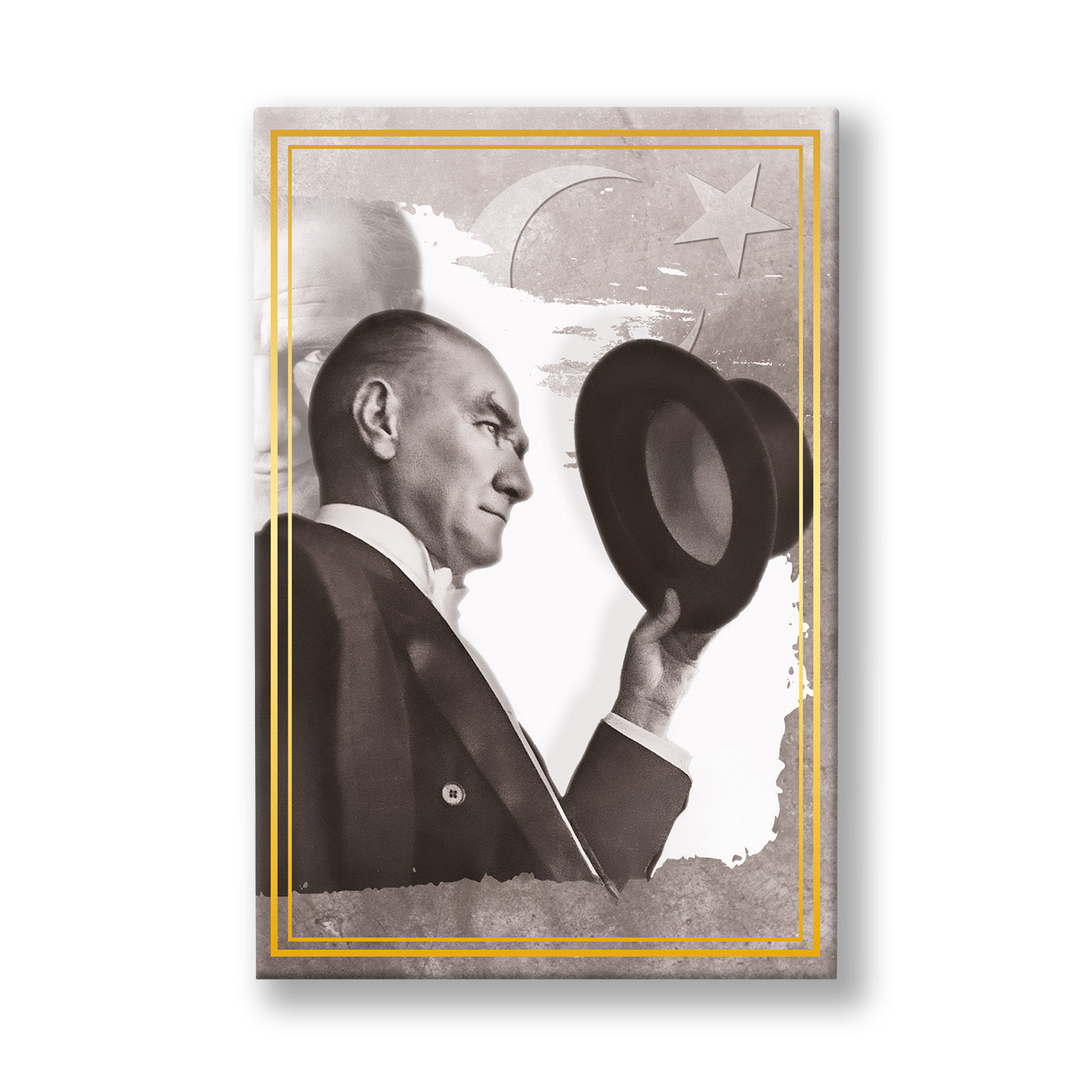 Şapkasını Çıkaran Atatürk kanvas tablo — Siyah beyaz bir kare içinde, şapkasını çıkararak selam veren Atatürk ve arkasında ay yıldız.