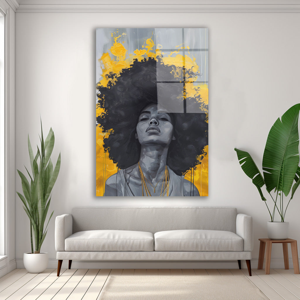 Sarı Fonda Afro Kadın cam tablo — duvarda dekorasyon görünümü