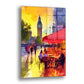 Sarı Işıkta Londra cam tablo — saat kulesinin altında kırmızı tentelerle dolu bir kafe sokağını sarı ve turuncu bir akşam ışı