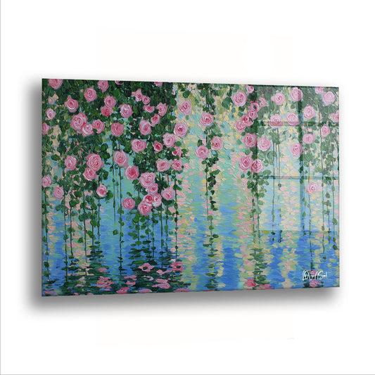 Sarkan Pembe Güller cam tablo — Pembe güller yeşil bir sarmaşığın içinden suya doğru sallanıyor.