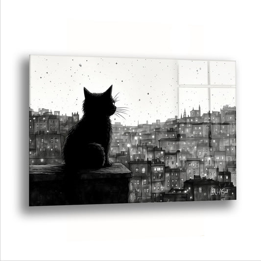 Şehirde Siyah Kedi cam tablo — Bir kedi duvarın üstüne oturmuş, altında uzanan şehri izliyor.