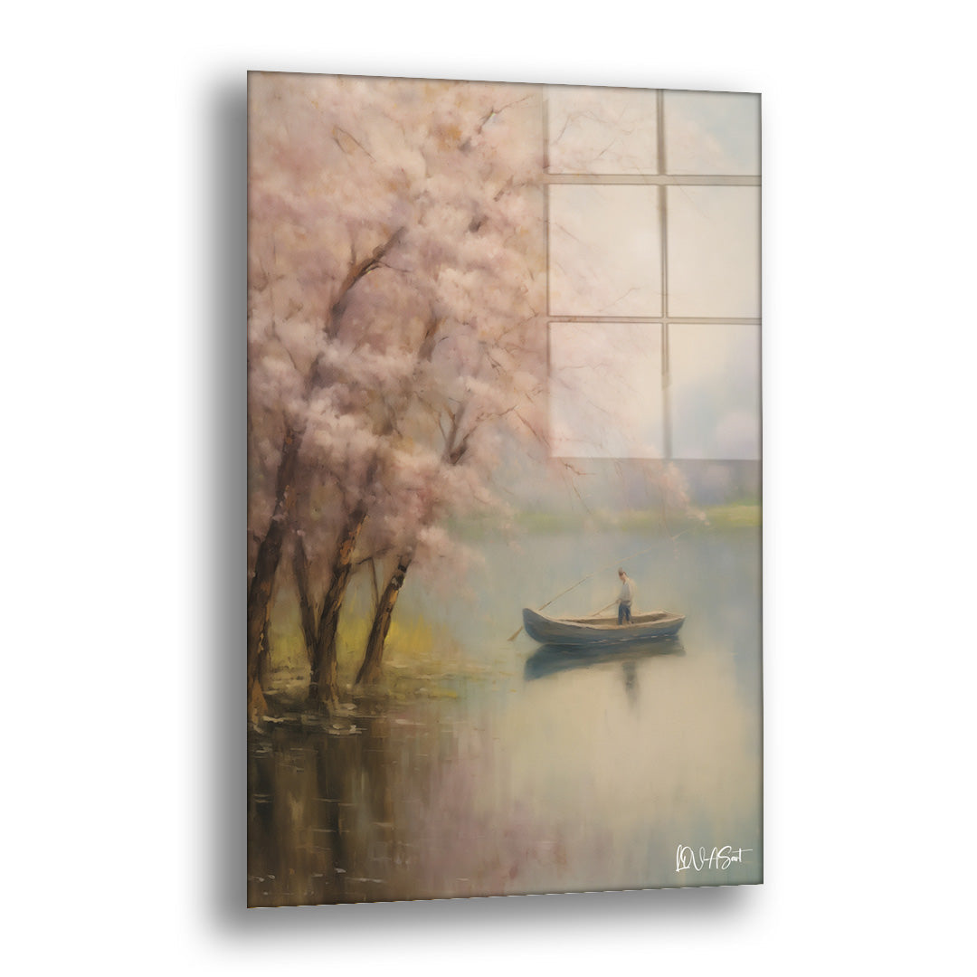 Sisli Göl Kayıkçısı cam tablo — pembe çiçek açmış ağaçların altındaki sisli gölde tek başına kayıkla ilerleyen bir figürün ha