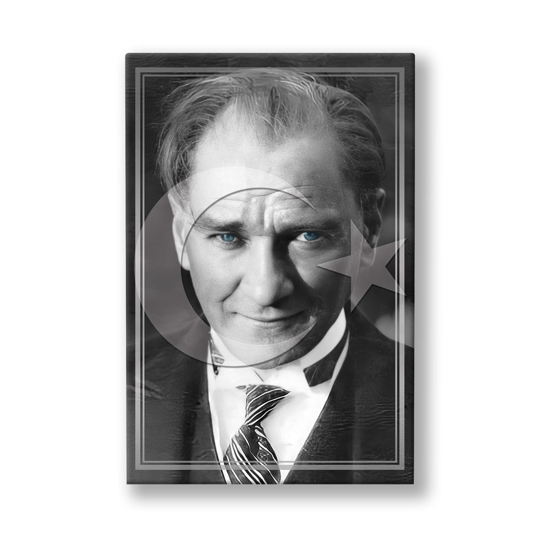 Siyah Beyaz Atatürk Portresi kanvas tablo — Siyah beyaz bir Atatürk portresi, arkasında beliren bayrak yansımasıyla birlikte ince bir çerçeve içinde duruyor.