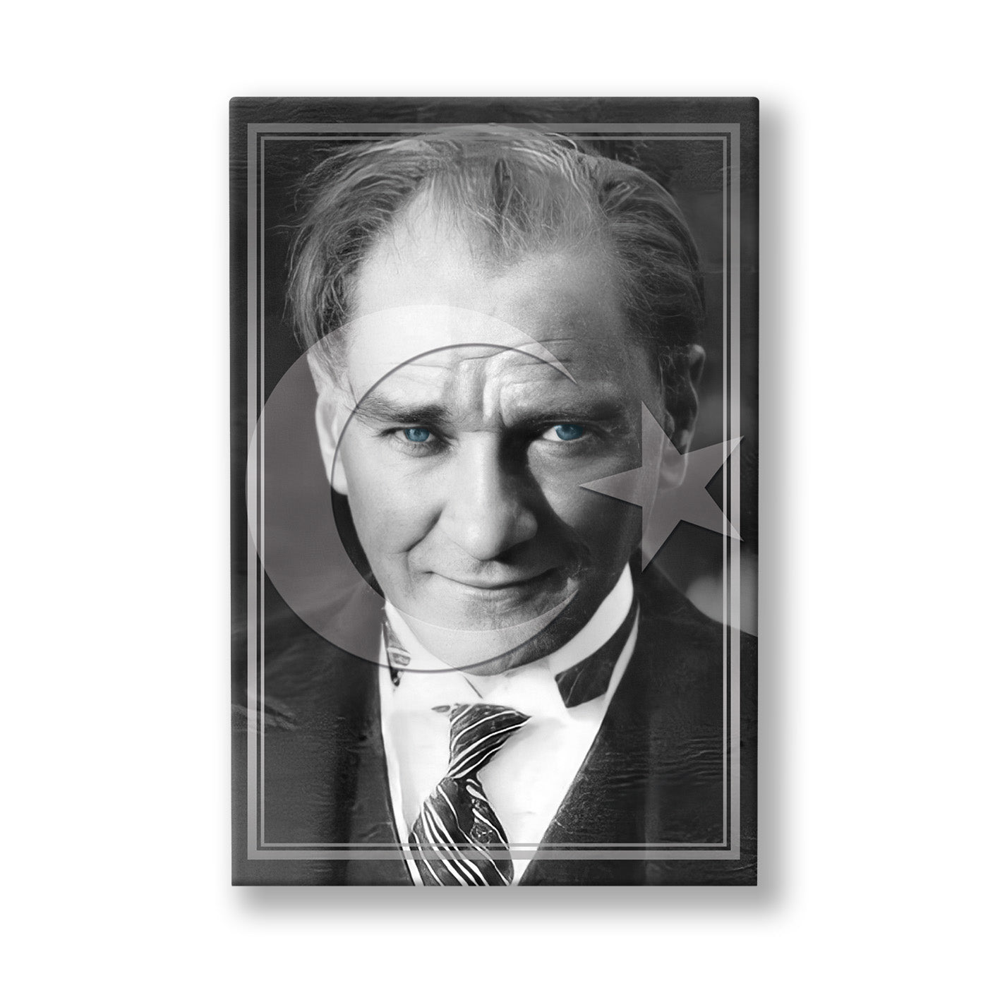 Siyah Beyaz Atatürk Portresi kanvas tablo — Siyah beyaz bir Atatürk portresi, arkasında beliren bayrak yansımasıyla birlikte ince bir çerçeve içinde duruyor.