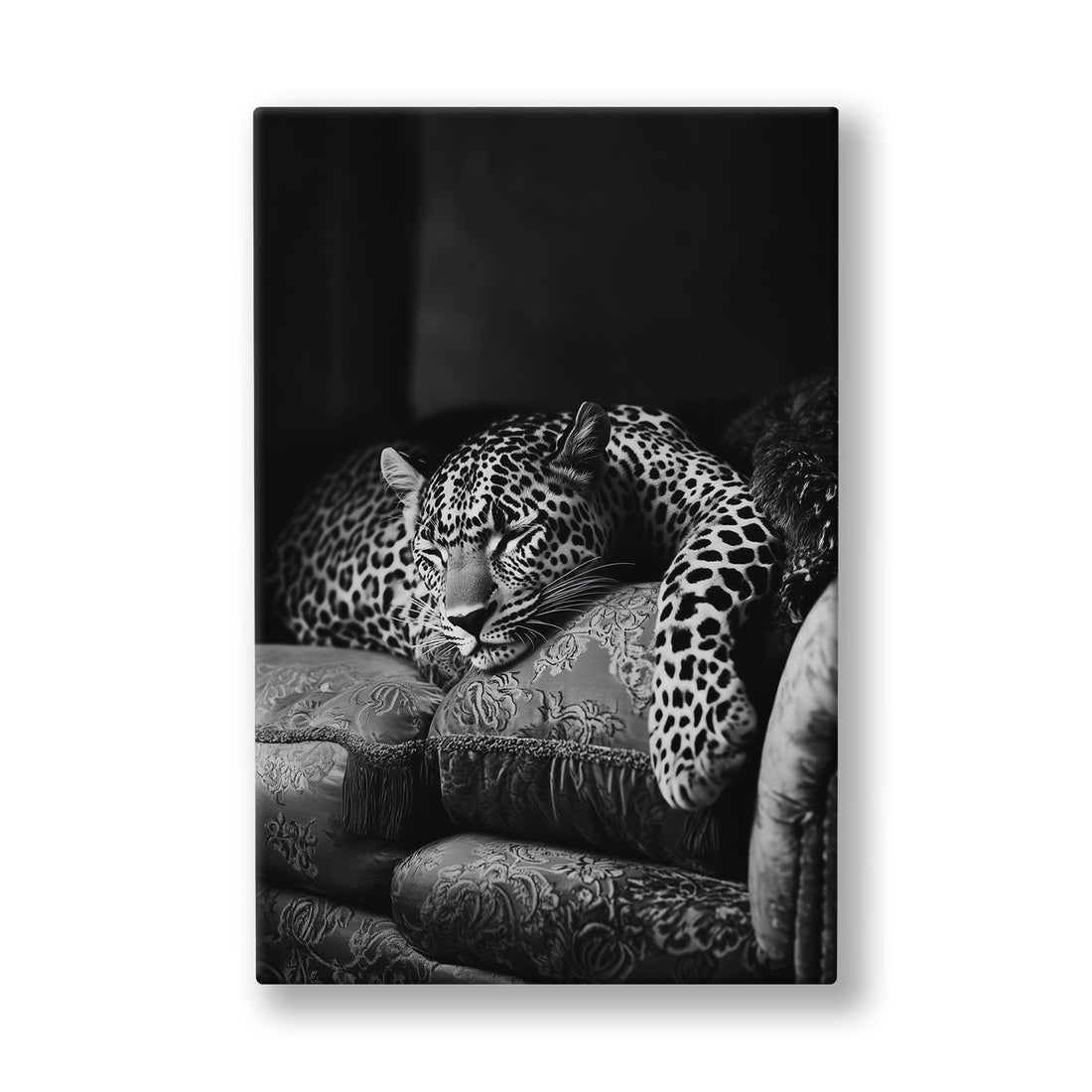Siyah Beyaz Leopar kanvas tablo — Kadifemsi bir örtüye uzanmış, benekleri usulca dinlenen bir leopar.