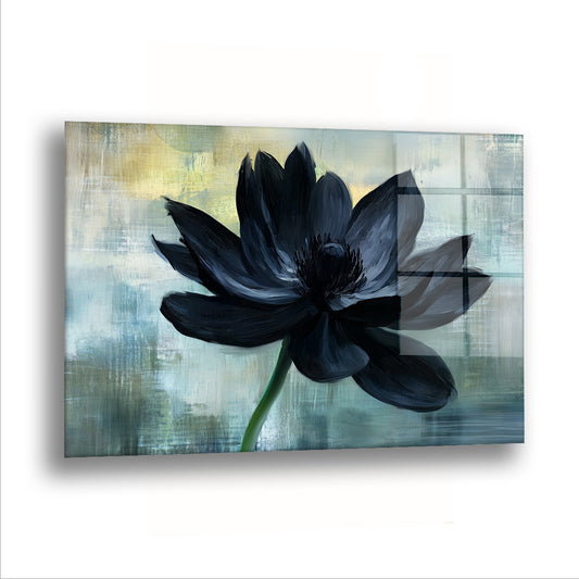 Siyah Lotus cam tablo — Soluk bir suyun önünde duran lotus, yapraklarını tek tek sayılacak kadar net açmış.