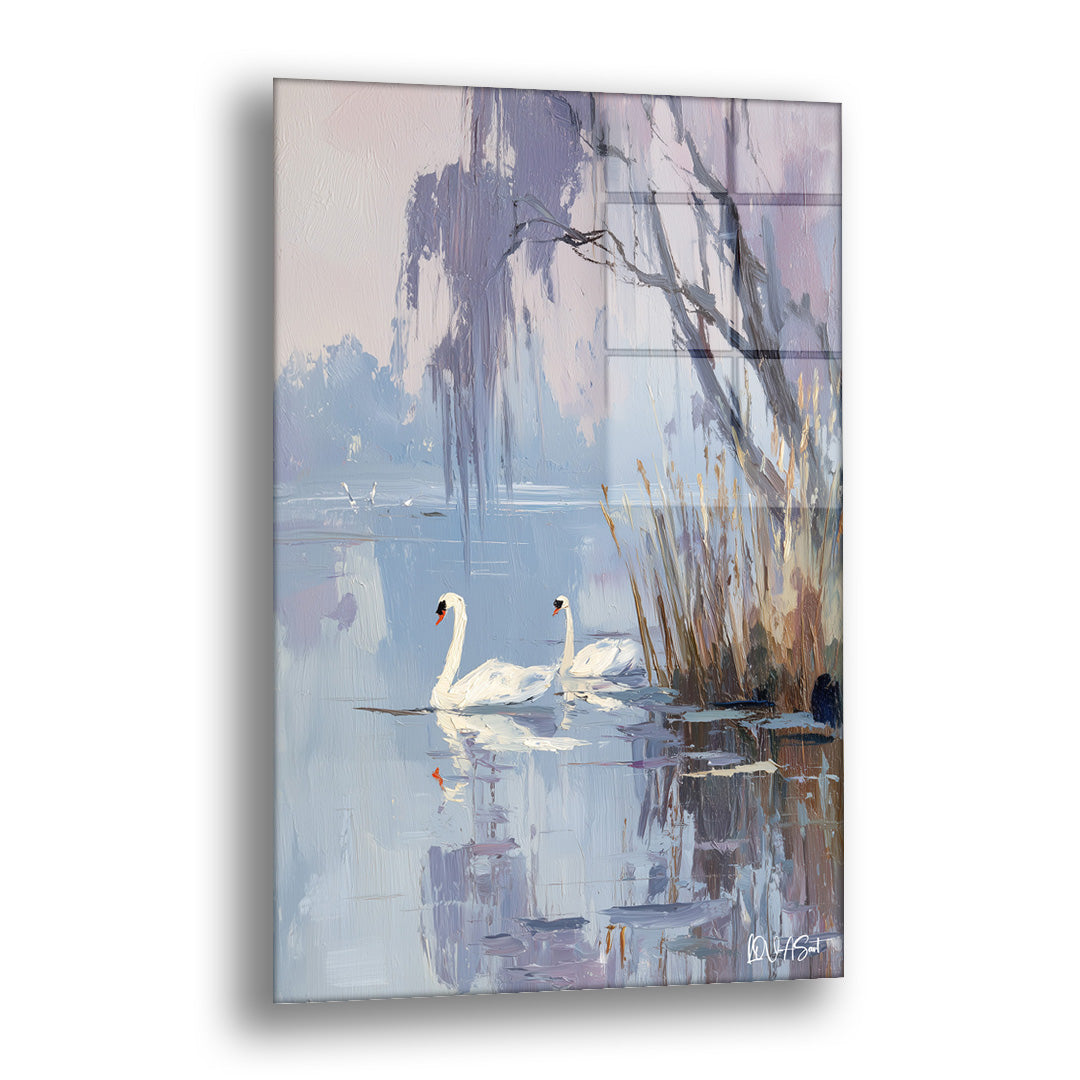 Söğütlü Kuğu Gölü cam tablo — sisli lavanta-gri bir gölde yüzen iki beyaz kuğuyu söğüt dallarının altında sunar.
