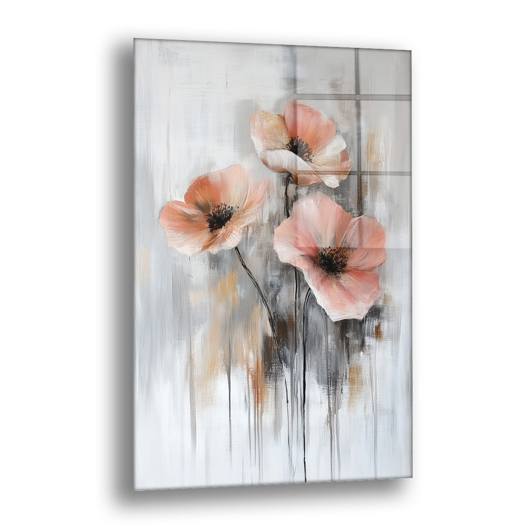 Somon Rengi Gelincikler cam tablo — gri akışkan bir zeminde üç somon çiçeği ince saplarla gösteren yumuşak bir kompozisyondur