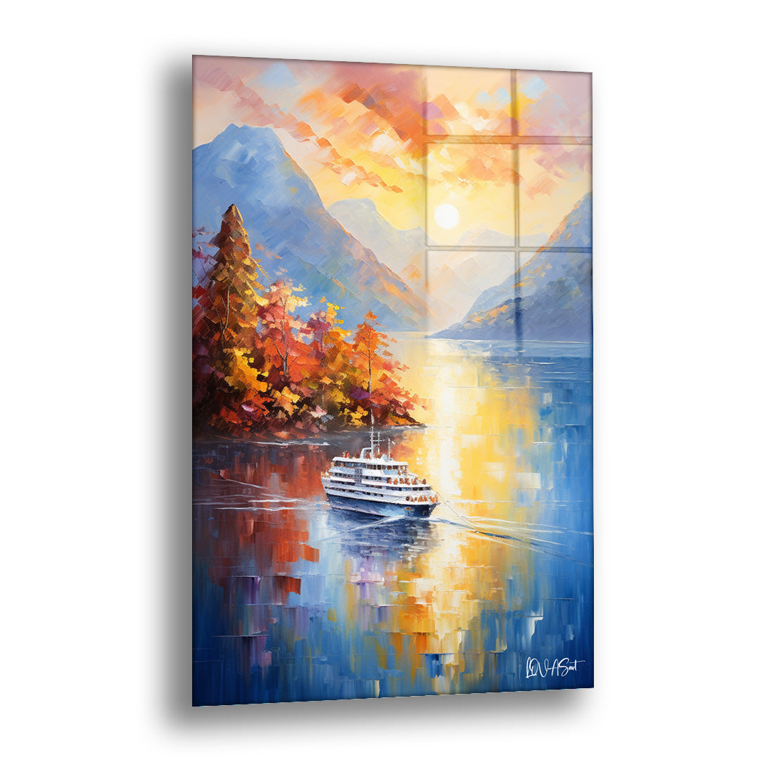 Sonbahar Gölü 6 cam tablo — gün batımında dağların arasındaki gölde ilerleyen beyaz bir gemiyi parlak sarı ışık yansımasıyla 