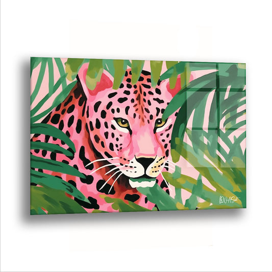 Tropikal Pembe Leopar cam tablo — Pembe bir leopar, yeşil yaprakların arasından doğrudan bakıyor.