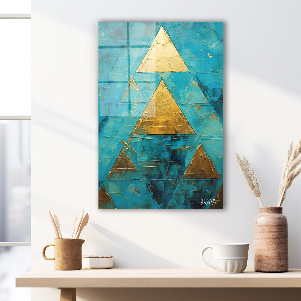 Turkuaz Altın Üçgenler cam tablo — duvarda dekorasyon görünümü