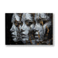 Üç Beyaz Heykel Yüzü kanvas tablo — Kömür karası bir zeminde yan yana duran üç beyaz heykel yüzü.