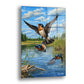 Uçan Kırlangıçlar cam tablo — bir göl üzerinde süzülen üç kırlangıcı canlı mavi ve yeşil bir doğa sahnesine yerleştiriyor.
