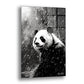 Yağmurda Panda cam tablo — yağmur çizgileriyle dolu siyah beyaz bir fonda sakin bakışlı bir pandayı gösterir.
