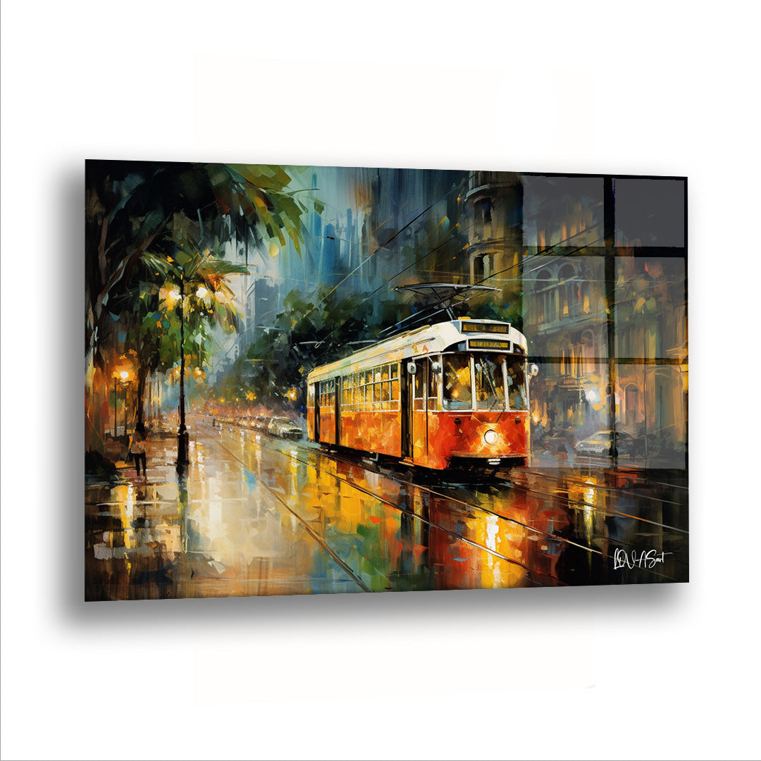 Yağmurda Tramvay cam tablo — Sarı bir tramvay, bulvarın ortasında duruyor.