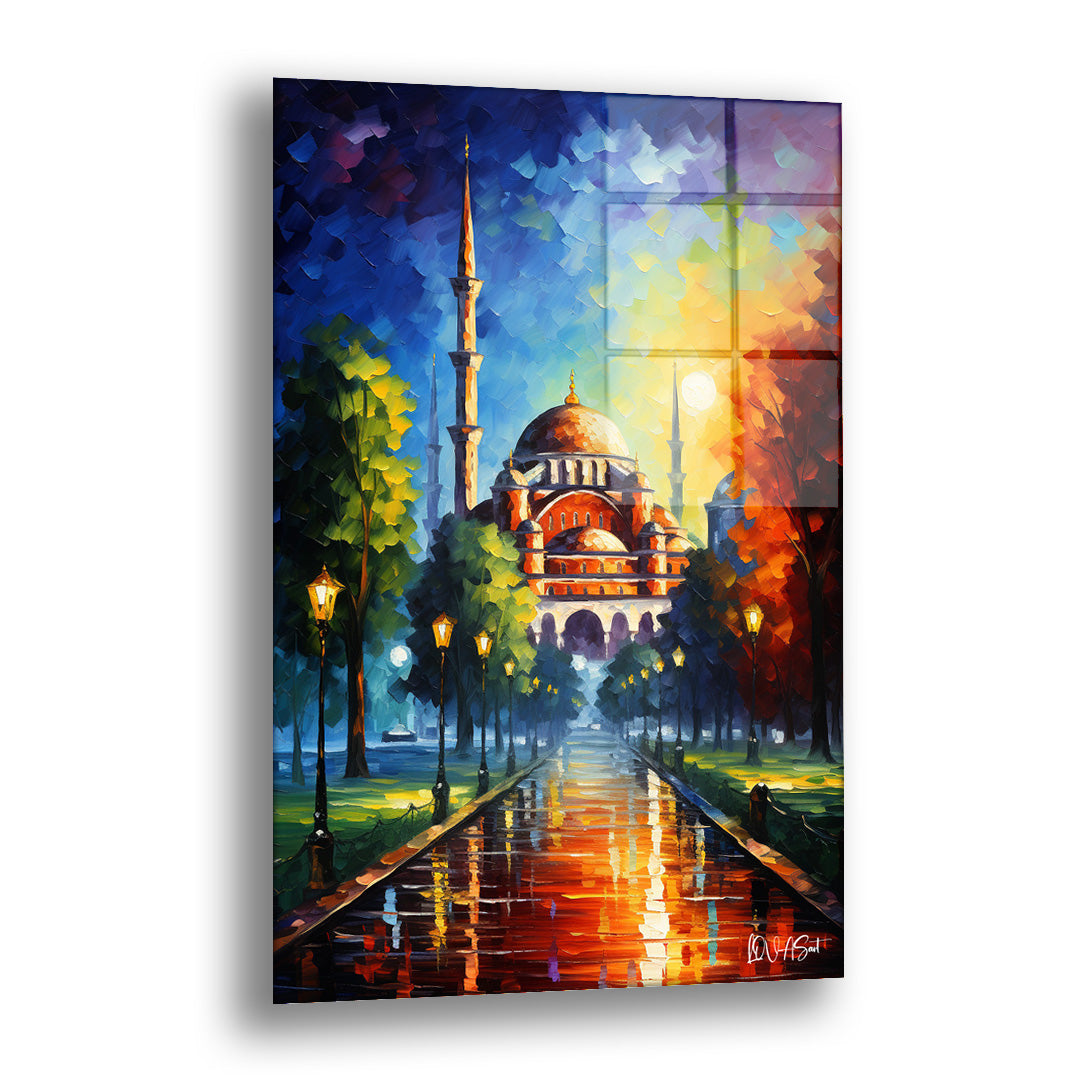 Yağmurlu Cami Gecesi cam tablo — ışıklı bir yolun sonundaki camiyi gece göğüne karşı renkli bir sahnede gösterir.
