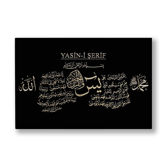 Yasin-i Şerif kanvas tablo — Siyah zemin üzerine krem-altın harflerle işlenmiş, ortası istifli bir Yasin-i Şerif levhası.