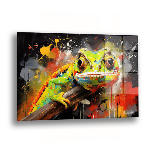 Yeşil Bukalemun cam tablo — Bir bukalemun, üzerine boya sıçramış gibi renkleriyle dala tutunuyor.