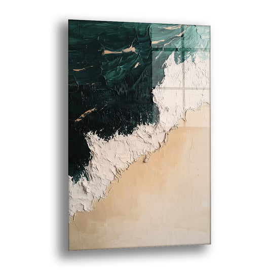 Yeşil Dalga Kumsal cam tablo — koyu yeşil suyun köpüklü bir dalgayla kum rengi kıyıya ulaştığı anı kuşbakışı resmeder.