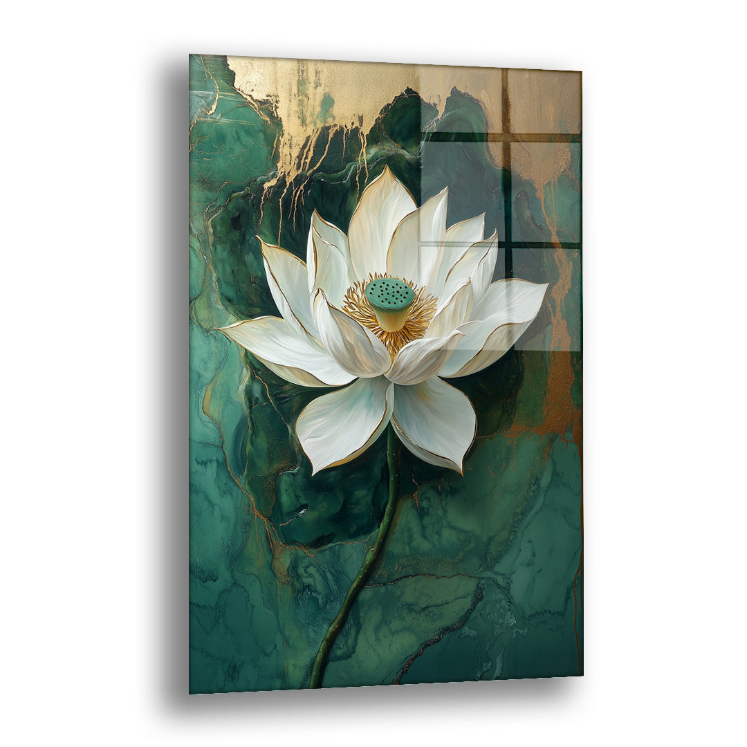 Yeşil Fonda Beyaz Lotus cam tablo — koyu zümrüt ve altın tonlu bir fonda tek bir beyaz lotus çiçeğini öne çıkarır.