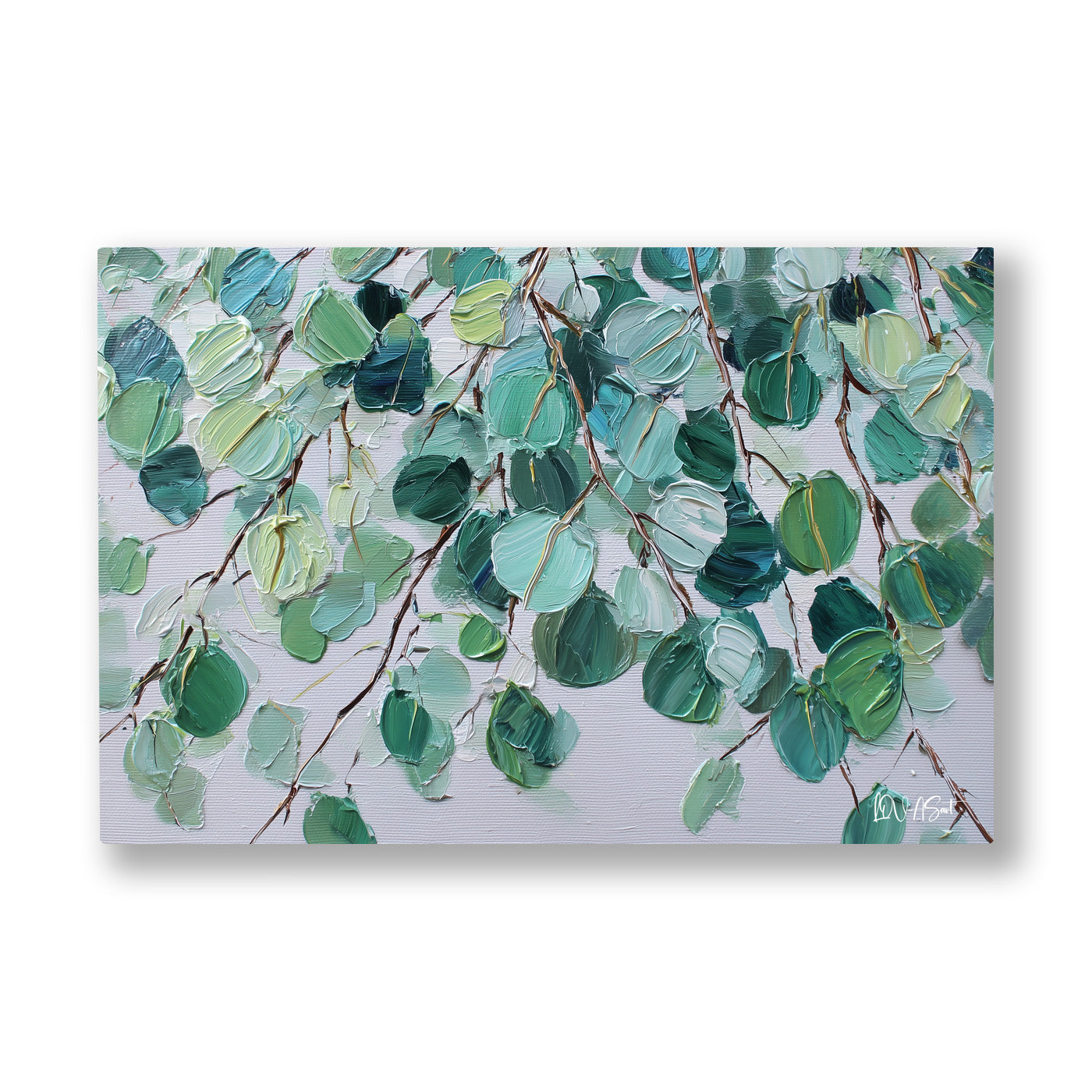 Yeşil Okaliptus Yaprakları kanvas tablo — Okaliptus dalları soluk bir zeminden aşağı doğru usulca sarkıyor.