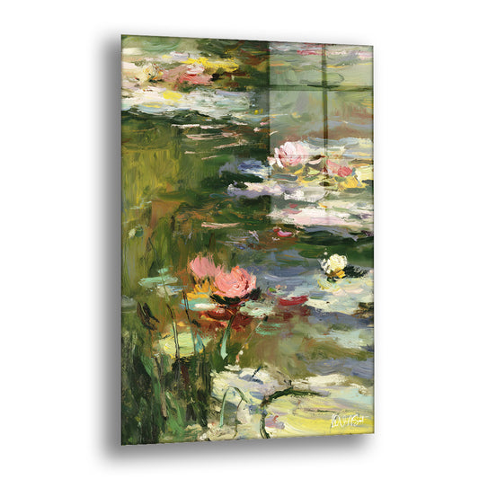 Yeşil Su Nilüferleri cam tablo — pembe ve sarı nilüferlerin yeşil göl yaprakları arasında açtığı Monet esintili bir sahnedir.