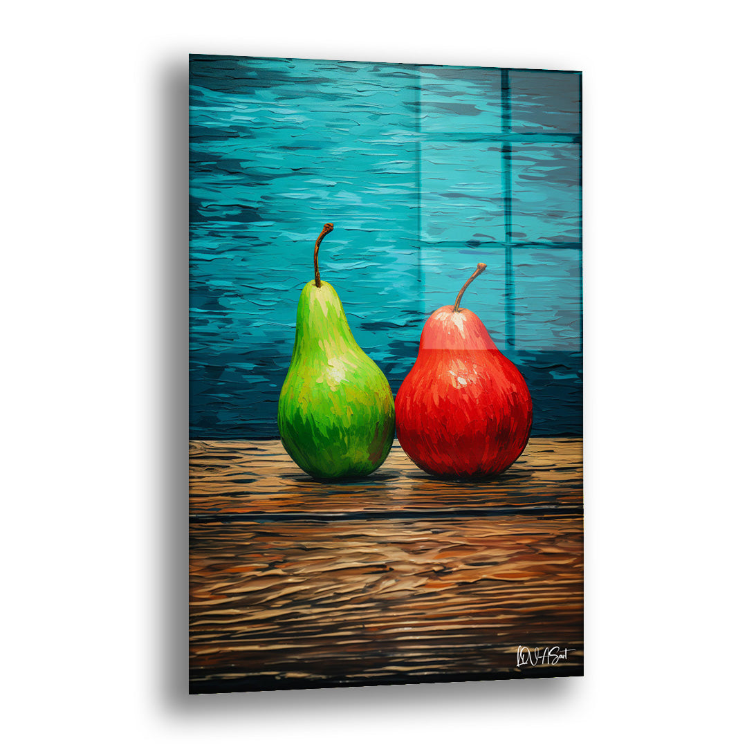 Yeşil ve Kırmızı Armut cam tablo — iki armudu turkuaz su yüzeyi ve ahşap bir tezgâh arasında renkli bir natürmorta dönüştürüy