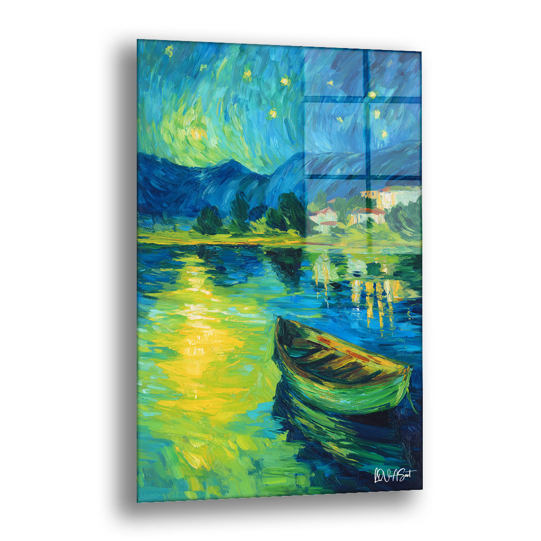 Yeşil Yansımalı Göl cam tablo — van Gogh esintili girdaplı bir gece gökyüzü altında sarı ışıkları yansıtan bir göl ve yeşil t